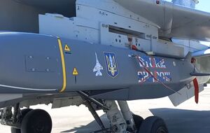 Україна наполягає на дозволі використовувати далекобійні ракети для завдання ударів по складах боєприпасів і бункерах у глибині РФ, зазначила The Times