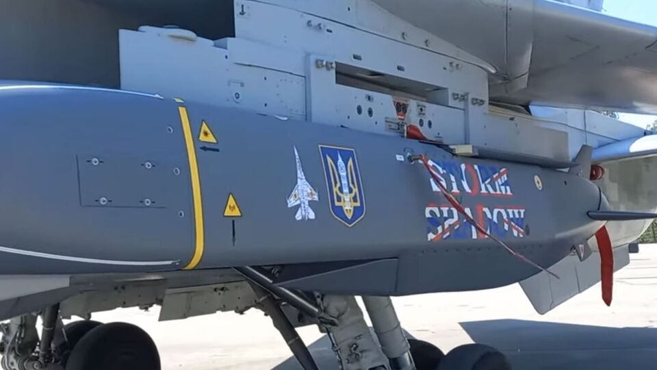 Україна наполягає на дозволі використовувати далекобійні ракети для завдання ударів по складах боєприпасів і бункерах у глибині РФ, зазначила The Times