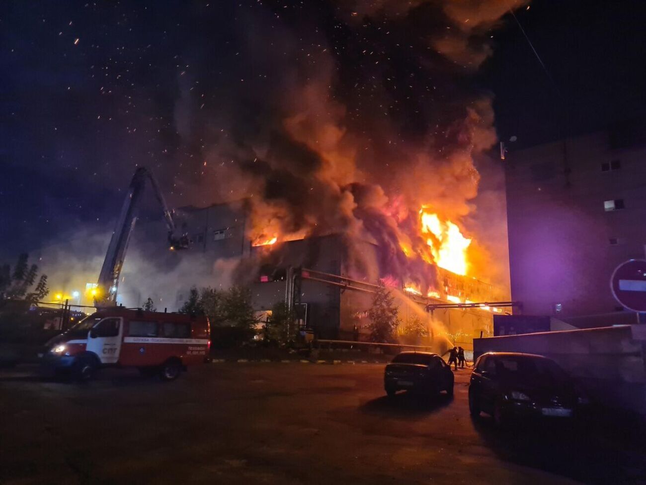 На складе детонируют боеприпасы