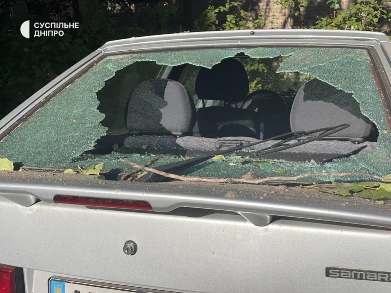 Повреждены три многоэтажки и 72 машины