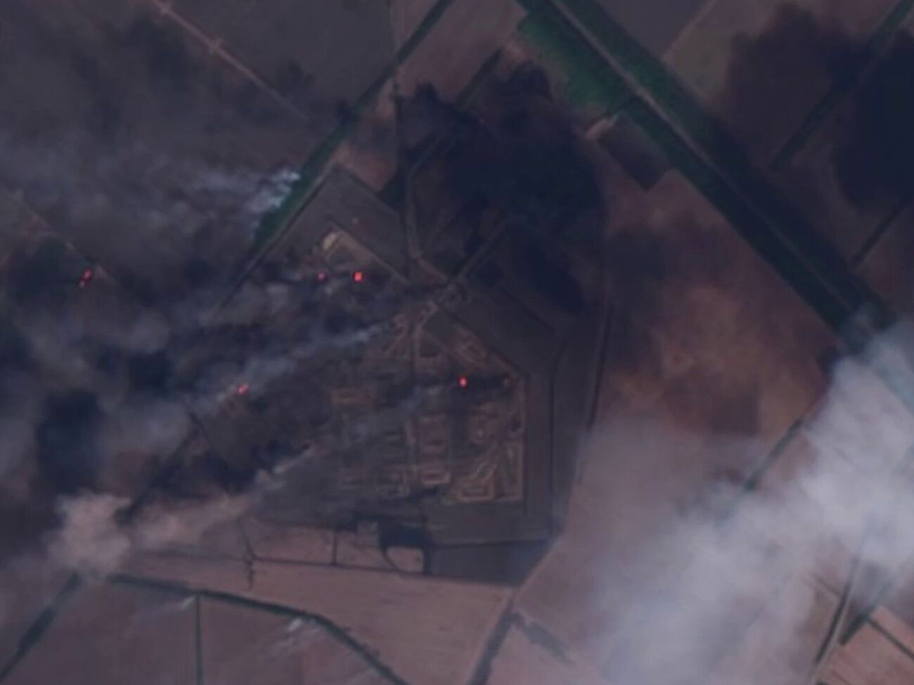 На российском складе боеприпасов в районе поселка Каменный продолжался пожар, свидетельствуют спутниковые снимки