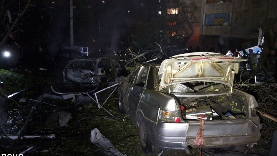 Одна з бомб упала біля 16-поверхівки, будинок удруге постраждав від обстрілів РФ