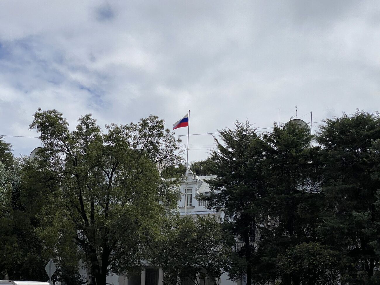 Россия увеличила штат своего посольства в Мексике на десятки сотрудников, отметили СМИ