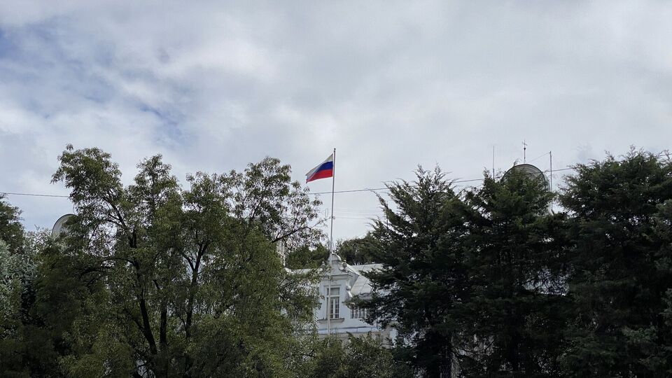 Россия увеличила штат своего посольства в Мексике на десятки сотрудников, отметили СМИ
