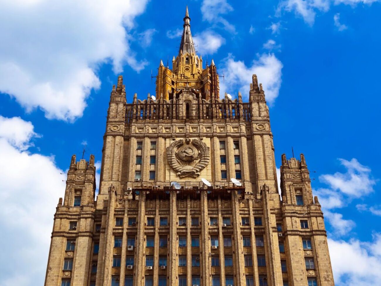 РФ в саммитах мира участвовать не будет, но готова к "политико-дипломатическому урегулированию" войны, отметили в российском МИД