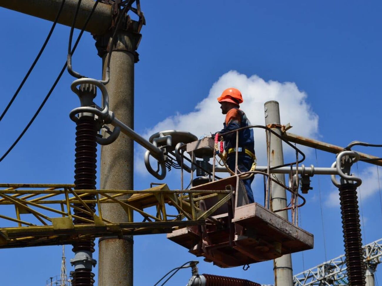 Из-за российской воздушной атаки без света остались 56 бытовых и 30 юридических потребителей в Полтавской области, отметили в ОВА