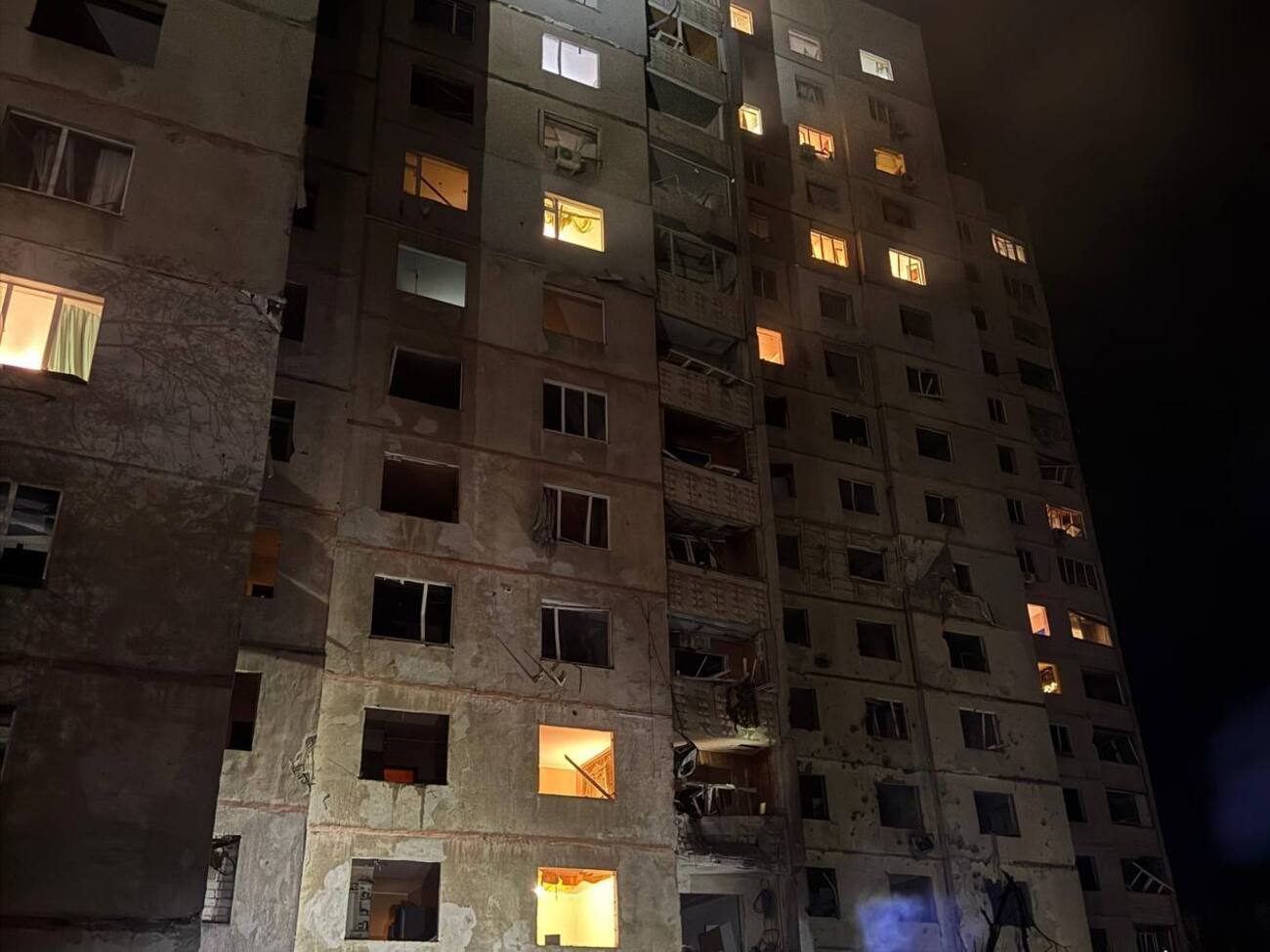 Оккупанты ночью ударили авиабомбами по обычному жилому дому в Харькове, отметил Зеленский