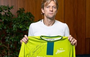 Лот с футболкой с автографом Тимощука был выкуплен за 700 тыс. рублей