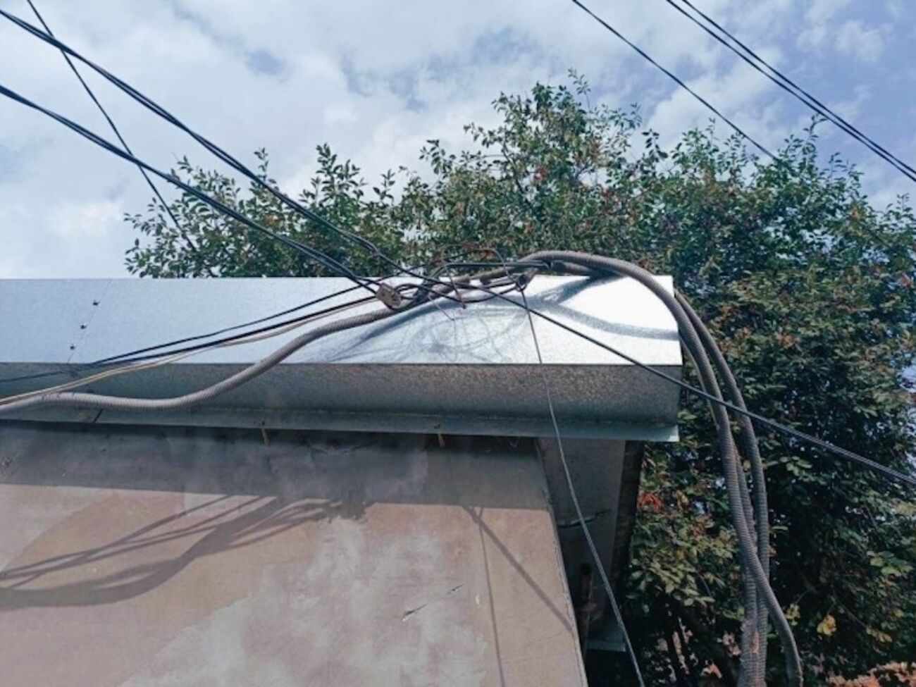 У Донецькій області щодня працює 60 ремонтних бригад ДТЕК Ріната Ахметова, які повертають людям світло після ворожих обстрілів