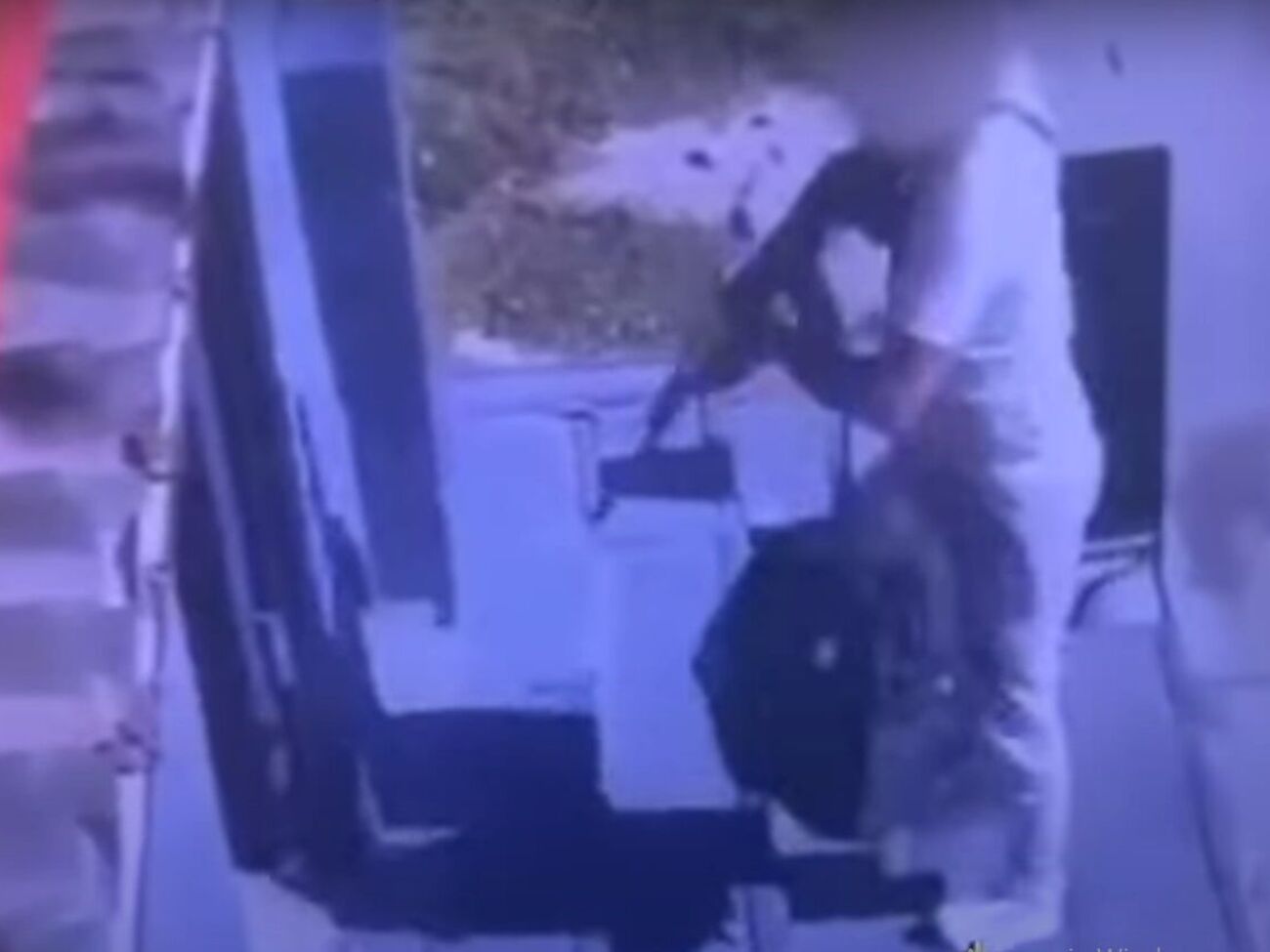 Вооруженного человека зафиксировала камера видеонаблюдения