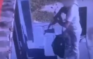 Вооруженного человека зафиксировала камера видеонаблюдения