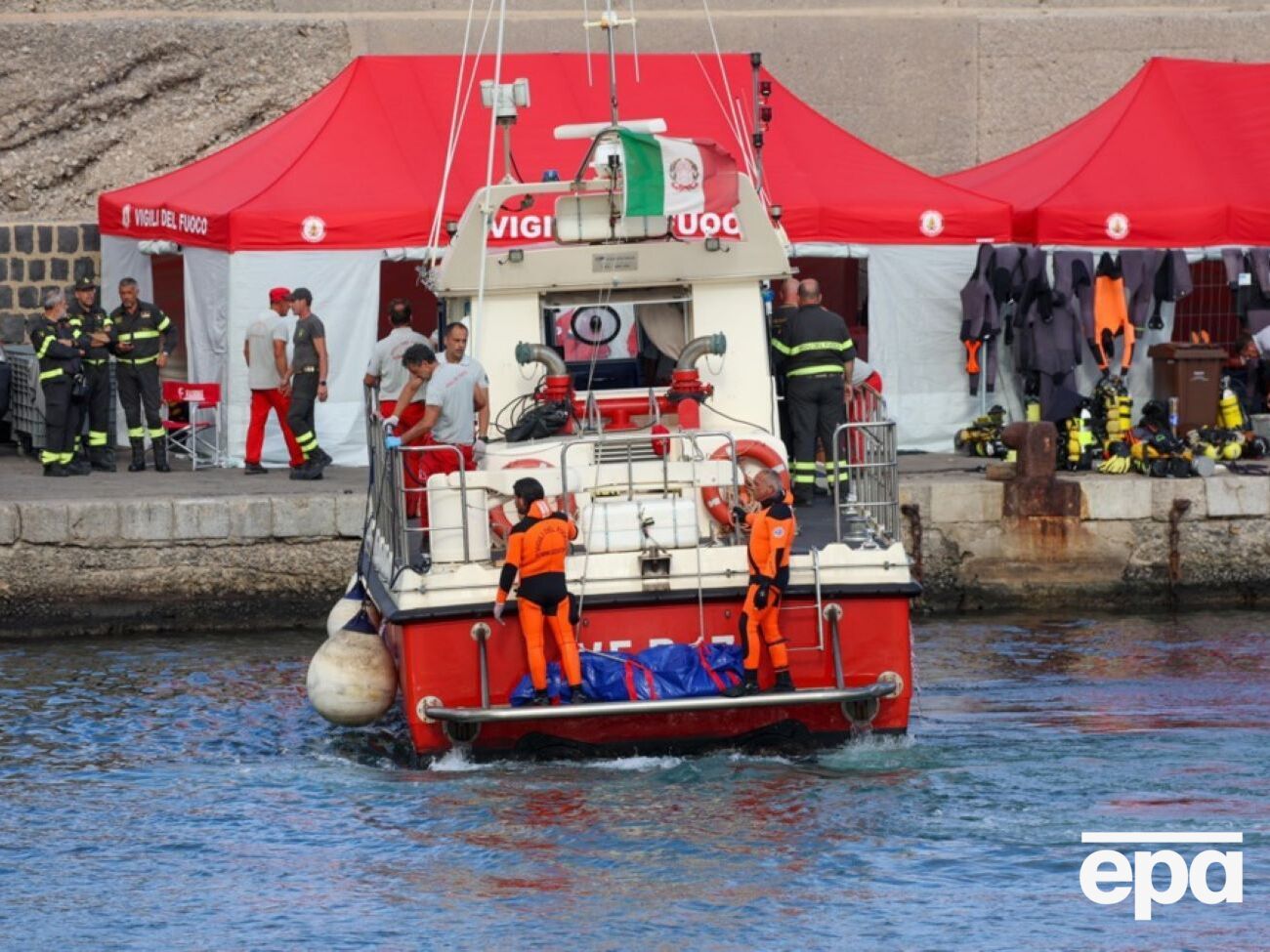 У водонепроникних сейфах могли зберігати зашифровані жорсткі диски із суворо таємною інформацією, повідомило джерело