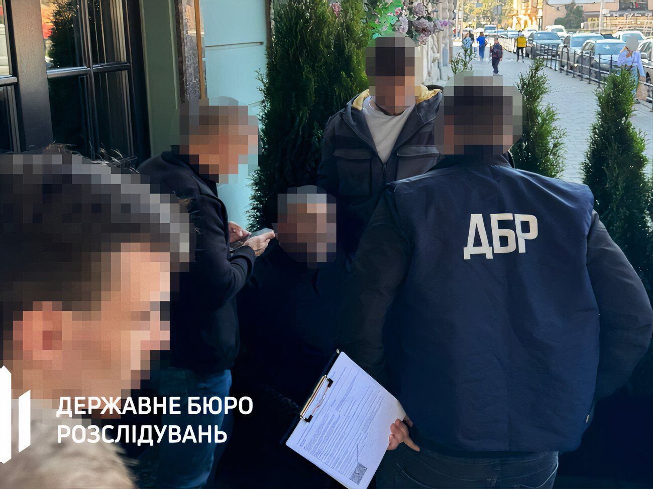 Чиновник за вознаграждение разрешал предпринимателям "бесплатно" использовать заключенных в производстве их продукции – ГБР