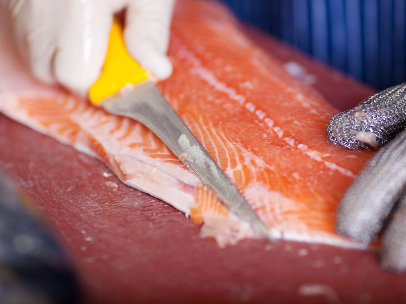 Перед приготовлением тостов рыбу нужно засолить на ночь