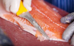 Перед приготовлением тостов рыбу нужно засолить на ночь