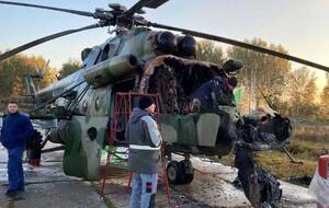 Сообщают, что подростки бросили в вертолет бутылку с зажигательной смесью и убежали