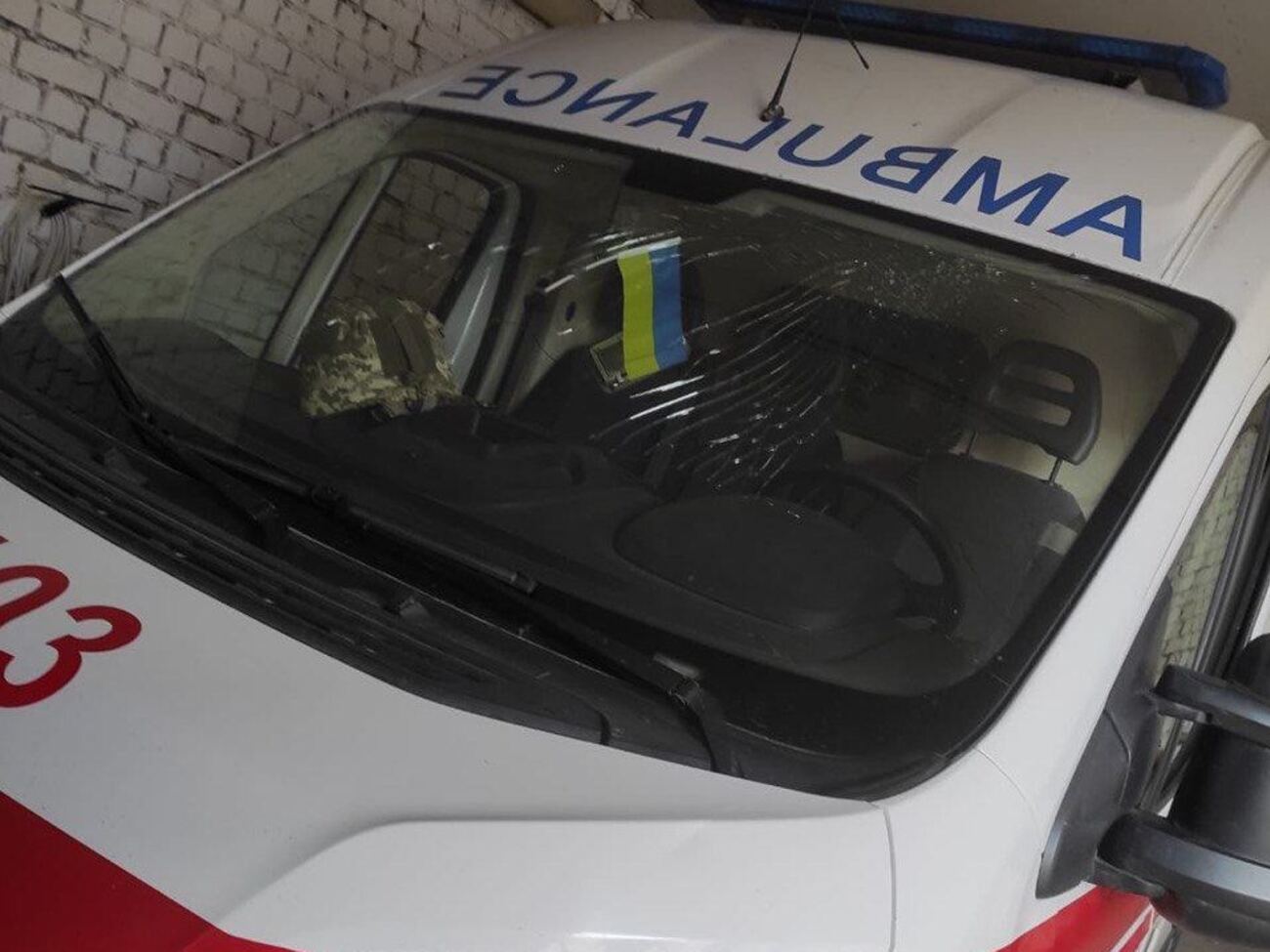 Из-за сброса взрывчатки с БПЛА "скорая", которая направлялась на экстренный вызов, получила повреждения, рассказали в Херсонской ОВА