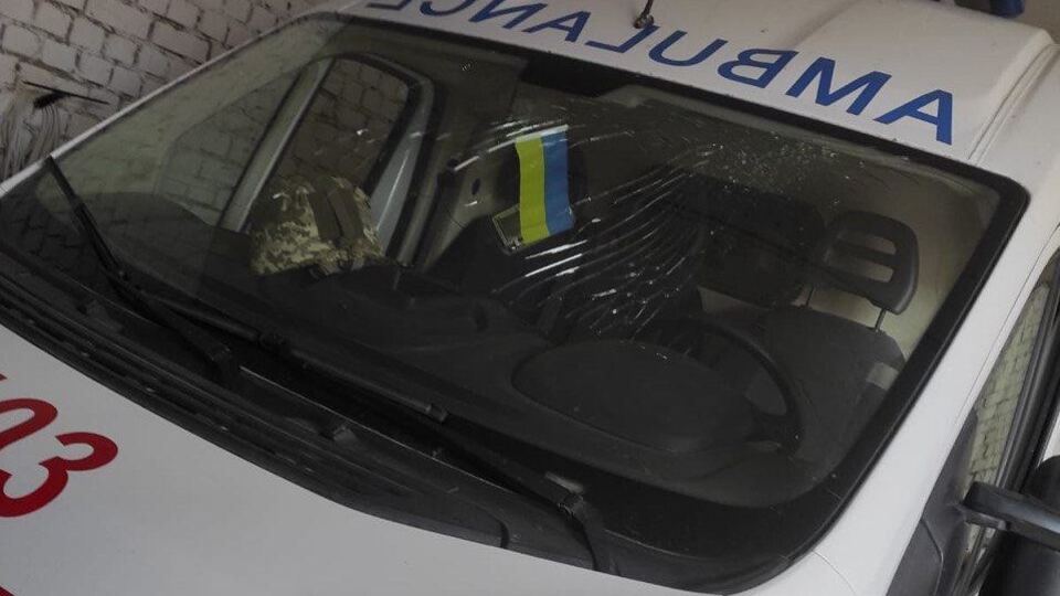 Через скидання вибухівки із БПЛА "швидку", яка прямувала на екстрений виклик, було пошкодженро, розповіли у Херсонській ОВА