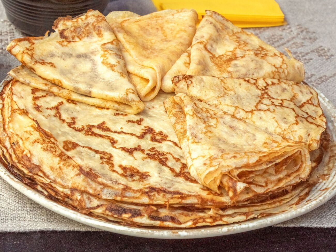 Для блинного теста нет разницы, какой температуры будут ингредиенты