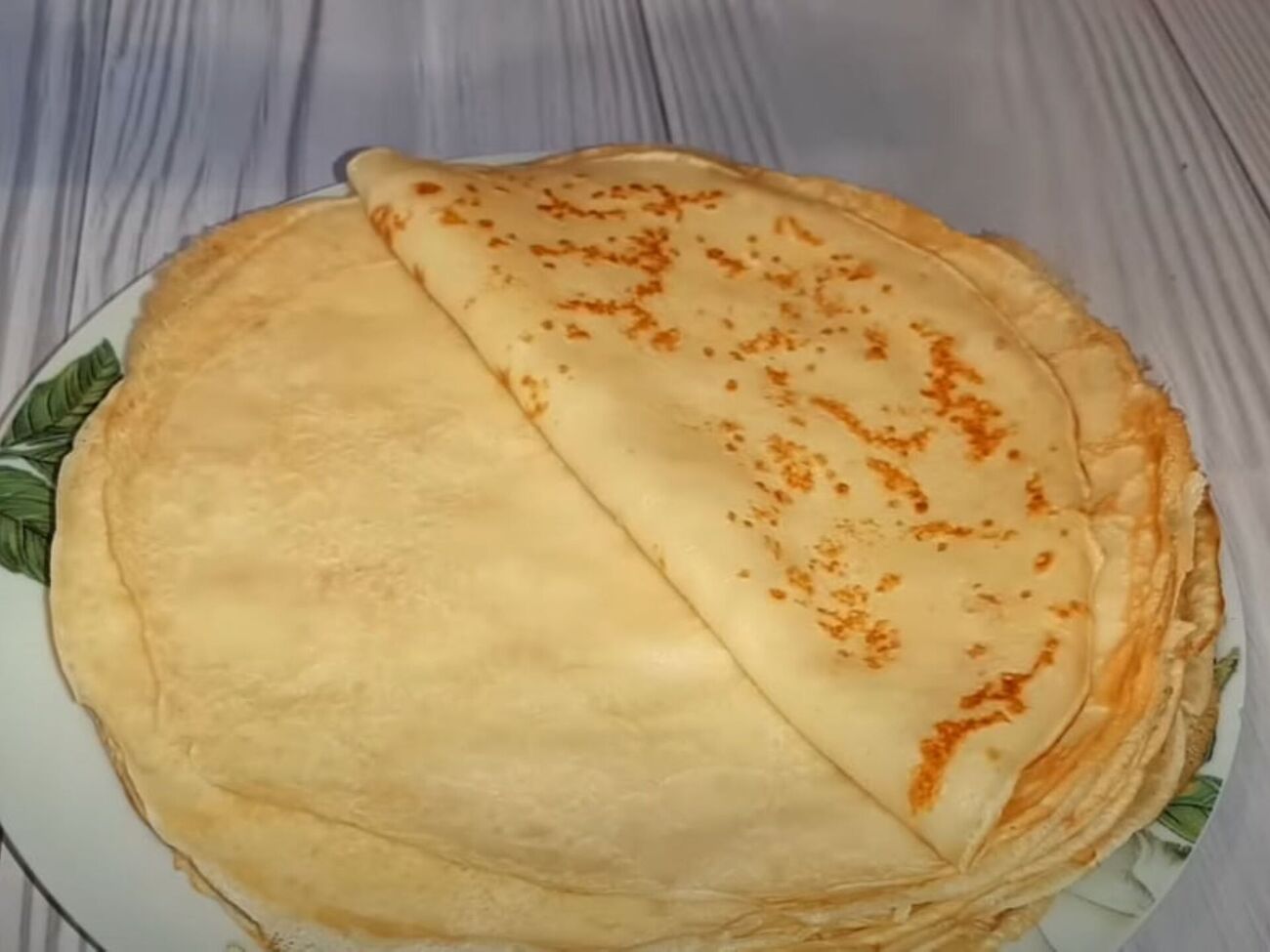 Каждый блин после приготовления нужно смазать сливочным маслом