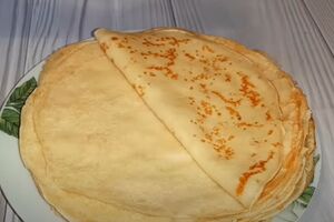 Каждый блин после приготовления нужно смазать сливочным маслом