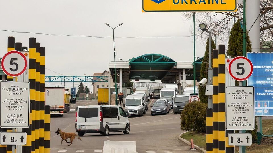 Під час проведення ремонтних робіт рух транспортних засобів комерційного призначення може бути обмежено однією смугою