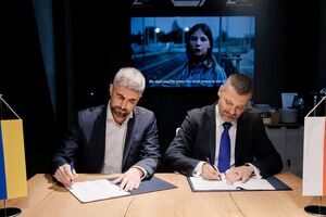 Очільники АТ "Укрзалізниця" й "Польської залізниці" підписують угоду під час виставки InnoTrans 2024 у Берліні