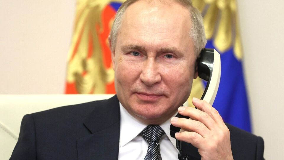 Установить контакт с Путиным (на фото) может Зеленский или кто-нибудь из партнеров, отметили источники Bloomberg