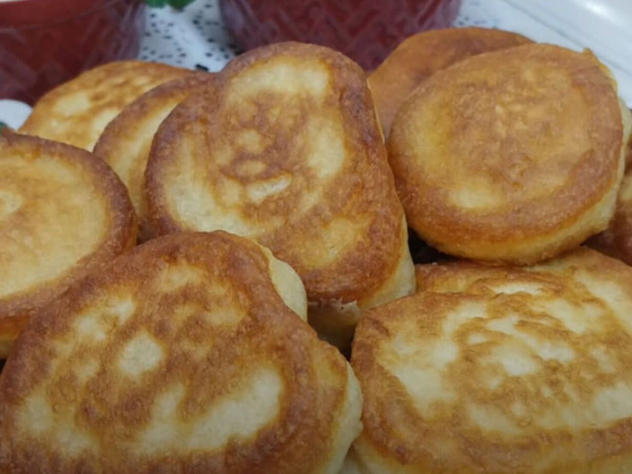 Жарить оладьи нужно на небольшом огне под крышкой