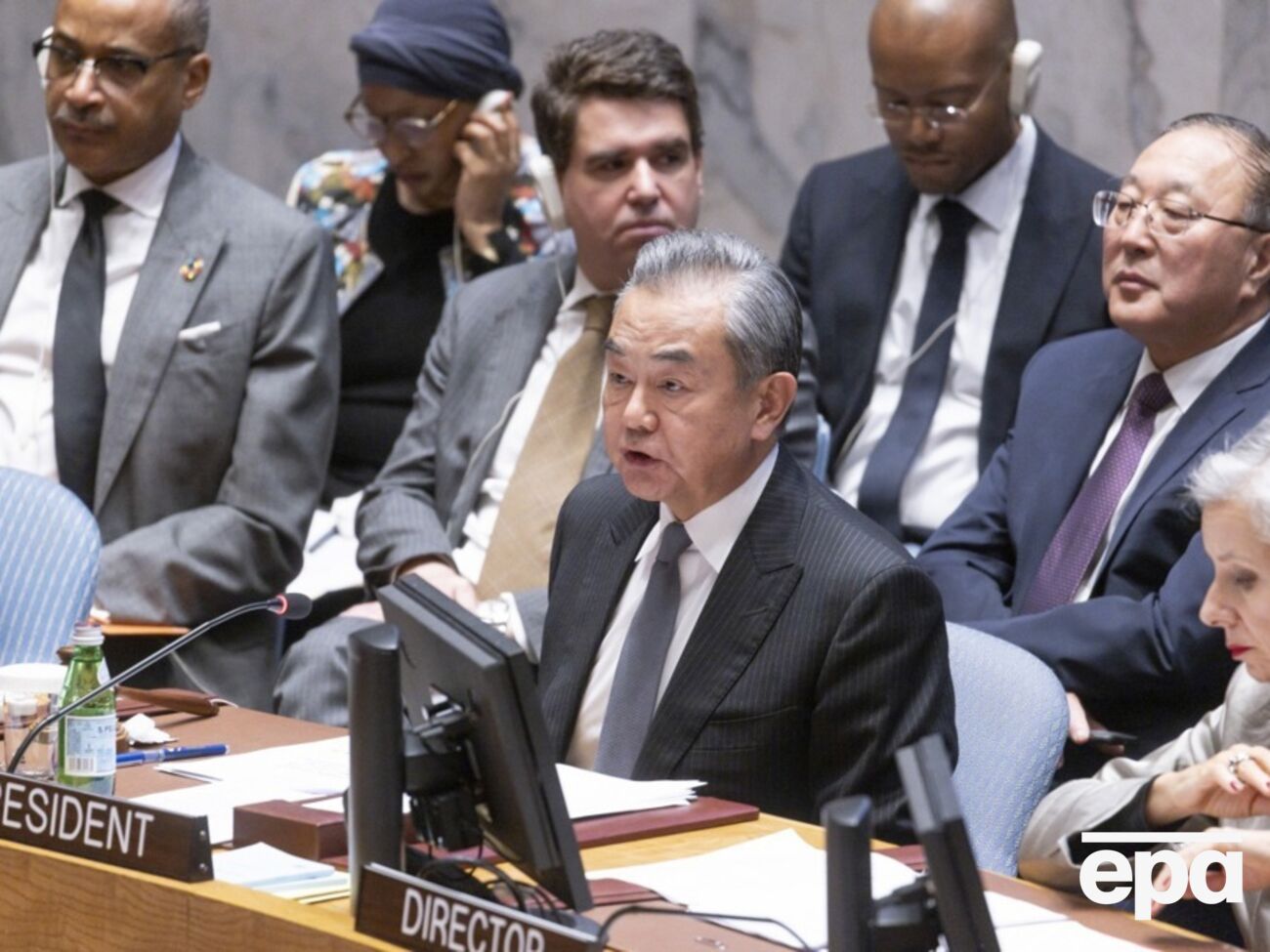 Диалог и переговоры – единственный путь выхода из "кризиса в Украине", заявил Ван И