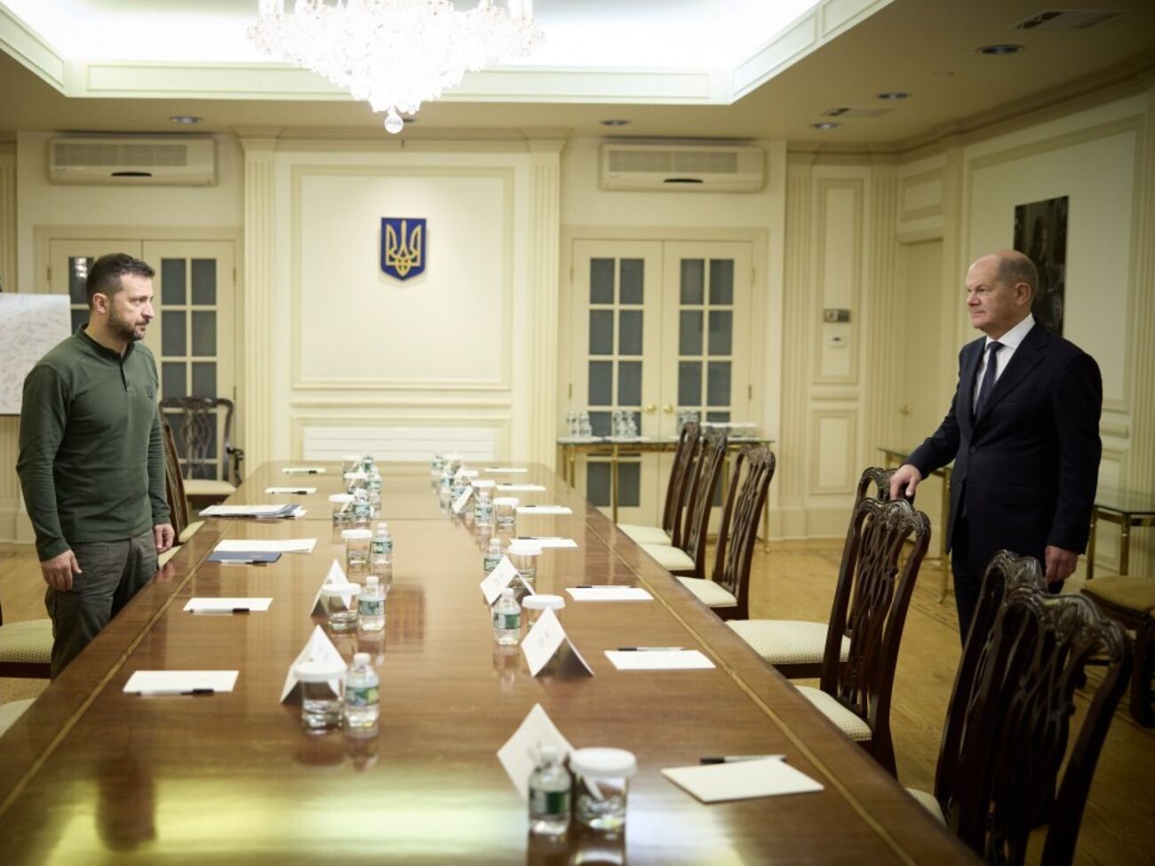 Зеленский и Шольц (на фото) решили провести встречу в формате полного тет-а-тет, рассказал Никифоров