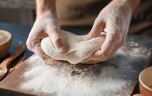 Готовое тесто нужно оставить на 30 минут, положив его в пакет