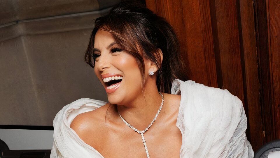 Лонгория подобрала украшения под цвет платья