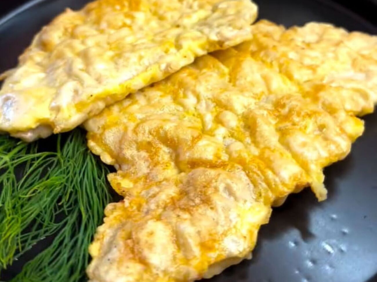 Обжаривайте мясо на горячей сковороде с растительным маслом около трех минут с каждой стороны на среднем огне