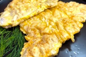 Обжаривайте мясо на горячей сковороде с растительным маслом около трех минут с каждой стороны на среднем огне