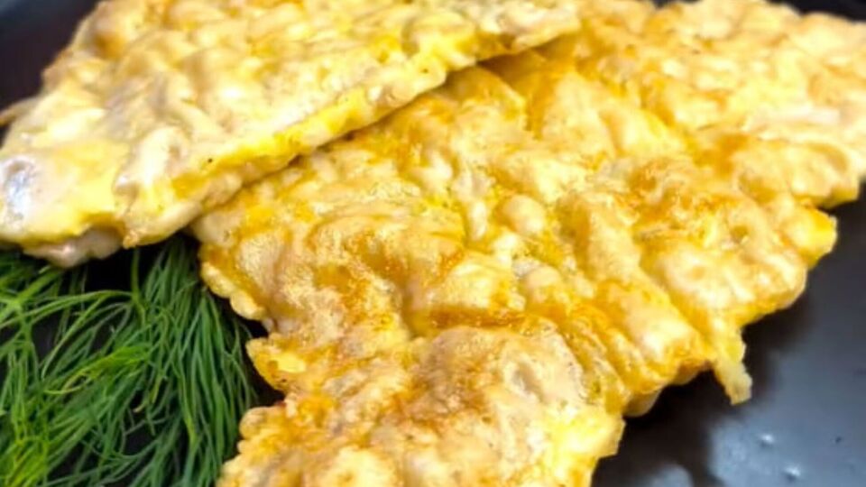 Обжаривайте мясо на горячей сковороде с растительным маслом около трех минут с каждой стороны на среднем огне