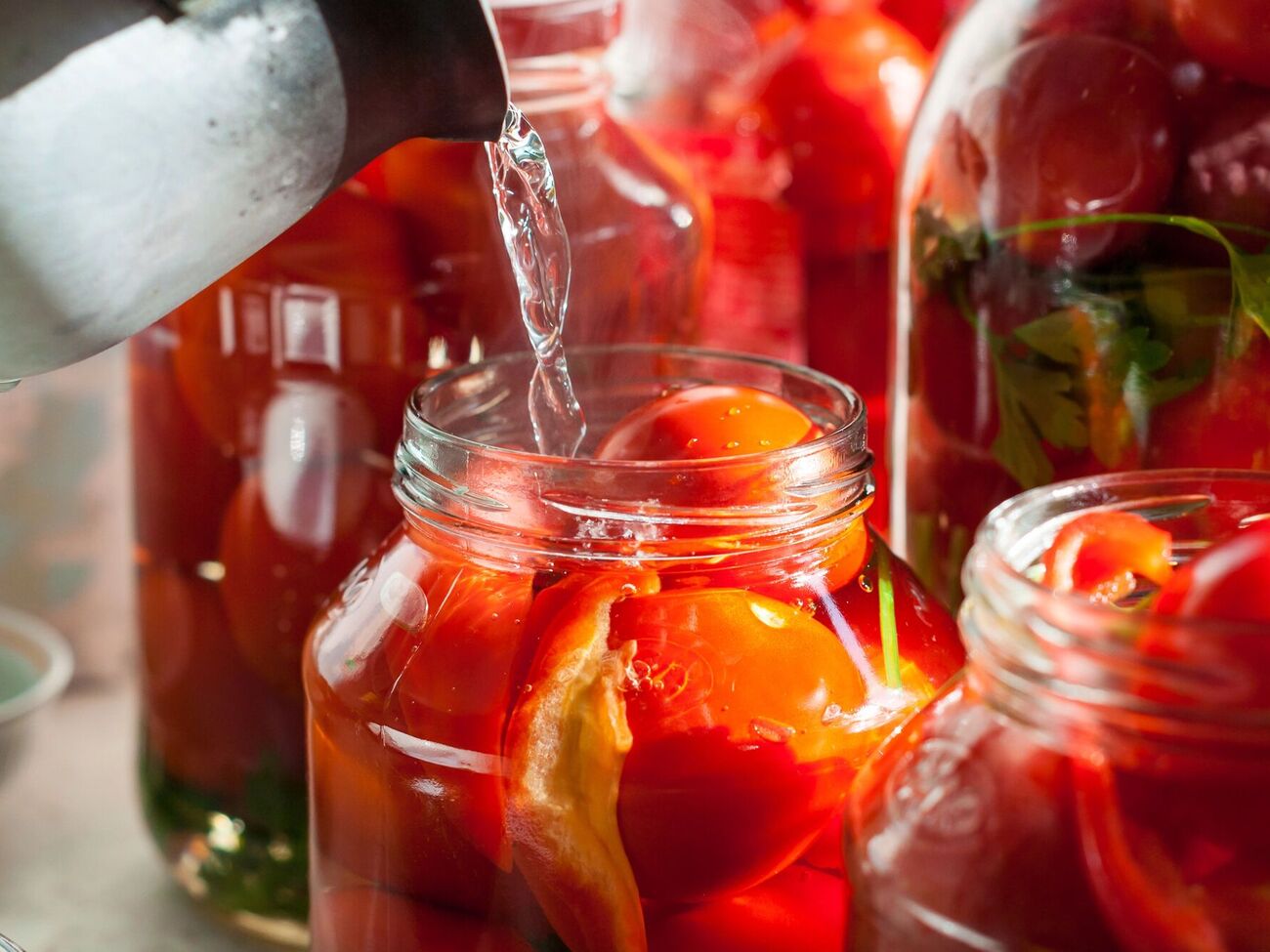 Помидоры нужно заливать охлажденным маринадом