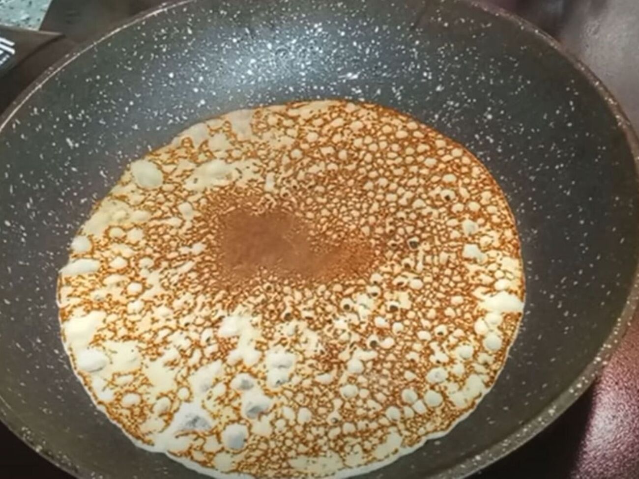 Если блины жарить на умеренном огне, они получатся с однородной структурой