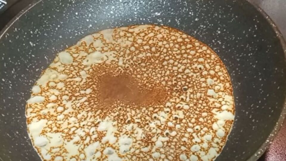 Если блины жарить на умеренном огне, они получатся с однородной структурой