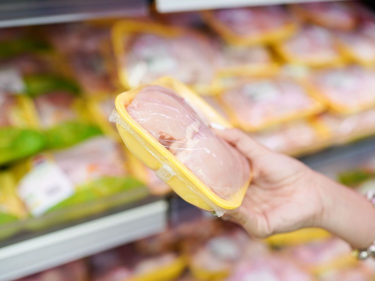 Если мясо имеет резкий и неприятный запах, а также если оно желтого, серого или любого другого цвета, кроме розового, покупать его не стоит