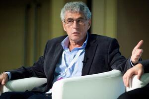 Коли дивлюся, як Трамп оплачує багатодітній матері куплене, бачу Жириновського. А коли чую, що він говорить, – Путіна