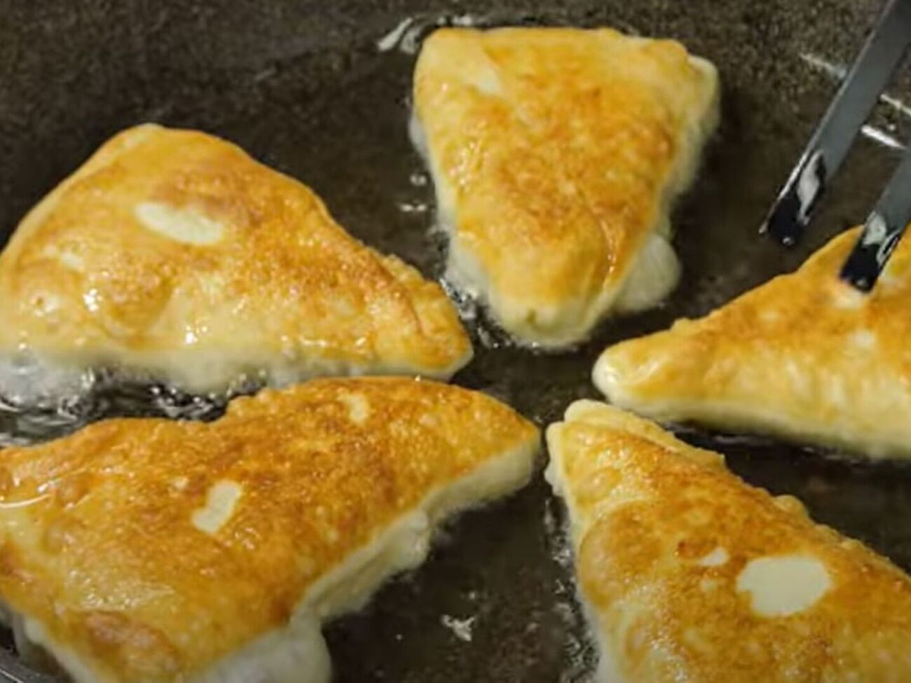 Обжаривайте пирожки по три минуты с каждой стороны до золотистого цвета