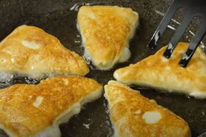 Обжаривайте пирожки по три минуты с каждой стороны до золотистого цвета