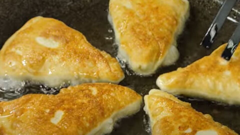 Обжаривайте пирожки по три минуты с каждой стороны до золотистого цвета