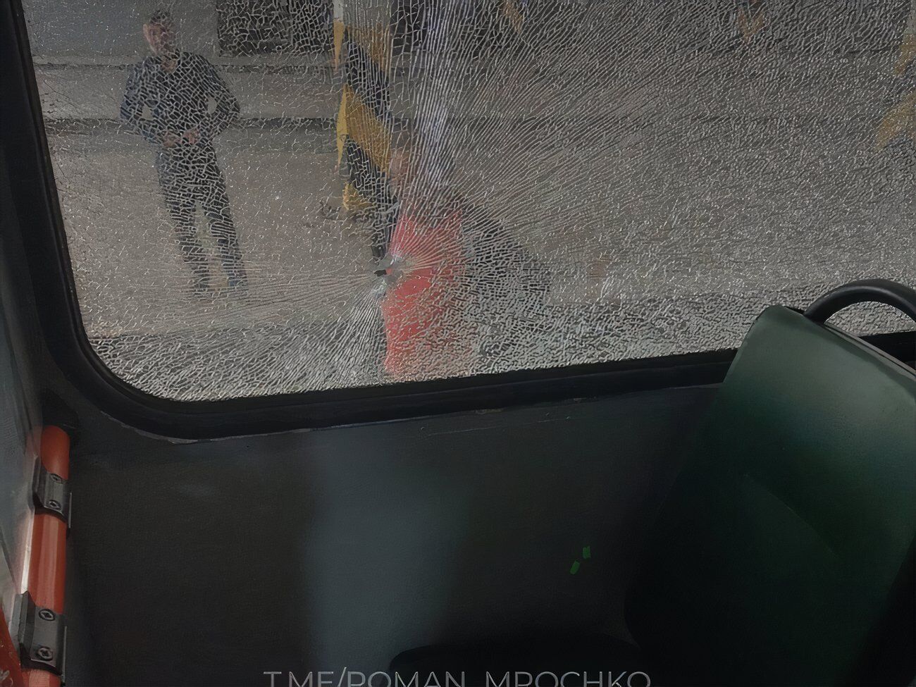 Повреждены стекла в троллейбусе, рядом с которым упала взрывчатка