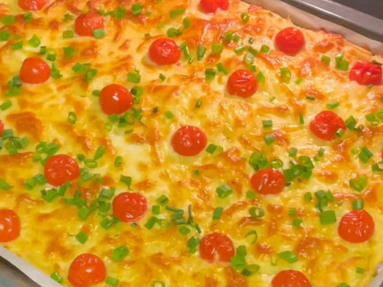 Наприкінці посипте запіканку зеленою цибулею