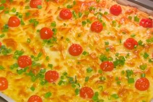 В конце посыпьте запеканку зеленым луком