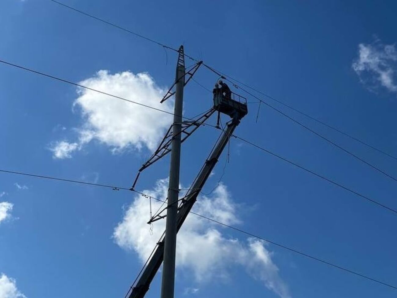 У Донецькій області електромережі щоденно зазнають пошкоджень через бойові дії