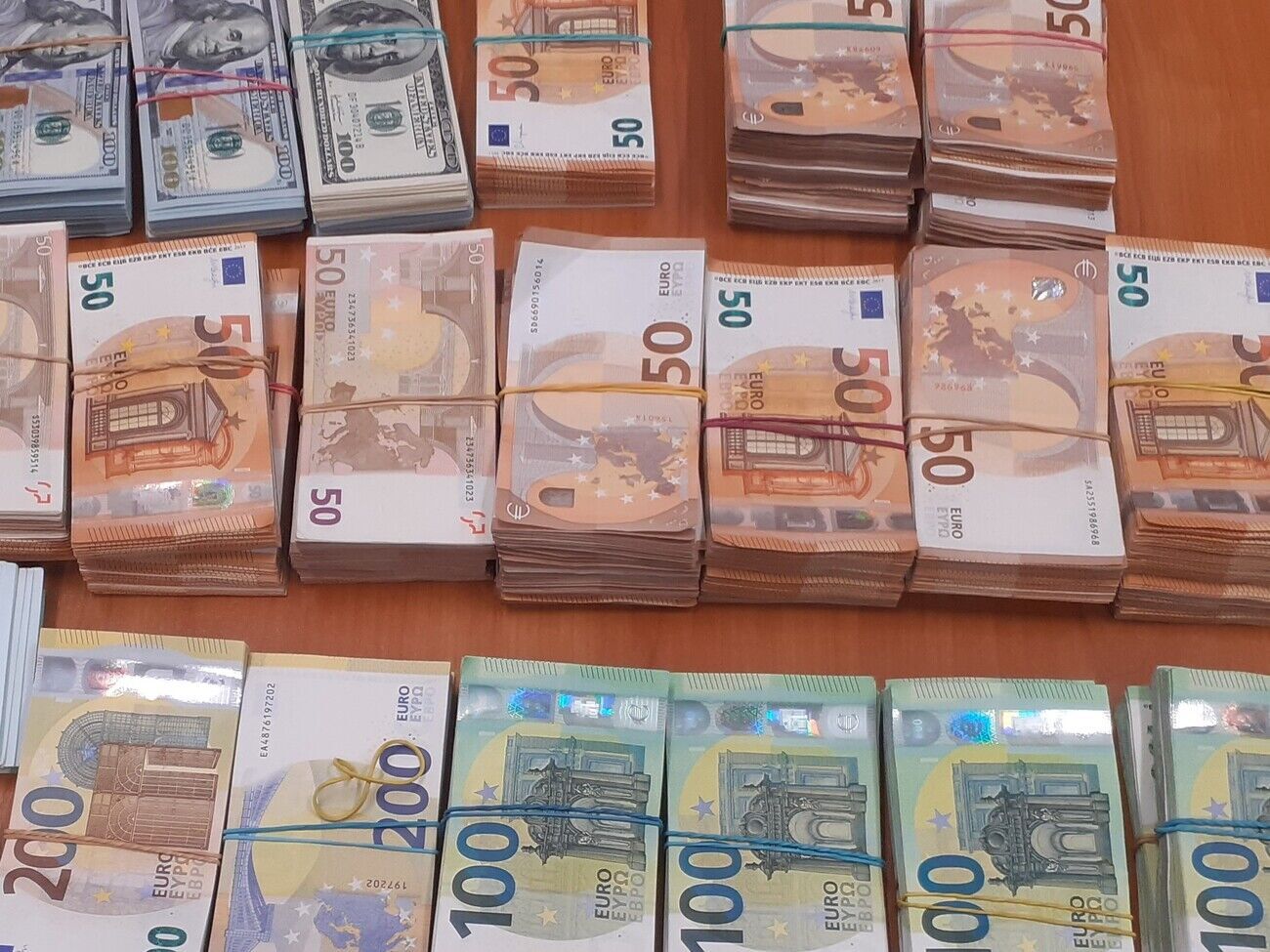 Українка перевозила рекордну суму готівки в багажі