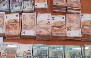 Українка перевозила рекордну суму готівки в багажі